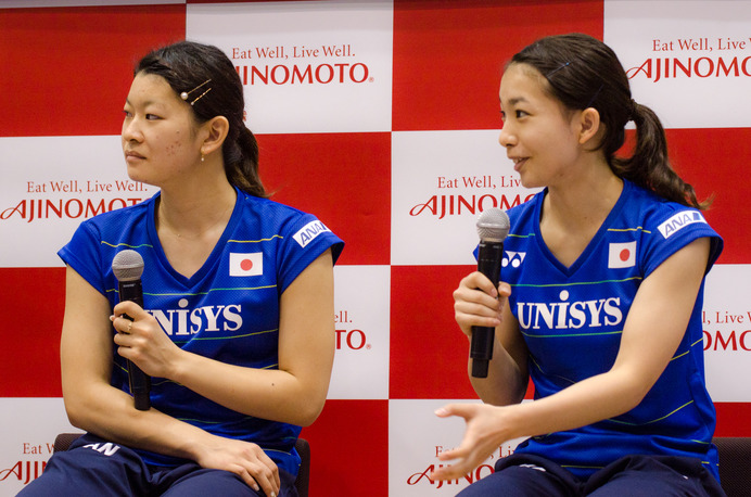 味の素メディアセミナーに参加した高橋礼華選手（左）と松友美佐紀選手（2016年9月14日）