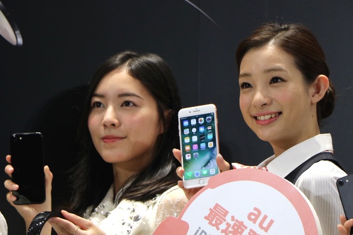 iPhone7発売記念イベントに登壇したSKE48・松井珠理奈（左）と足立梨花（2016年9月16日）