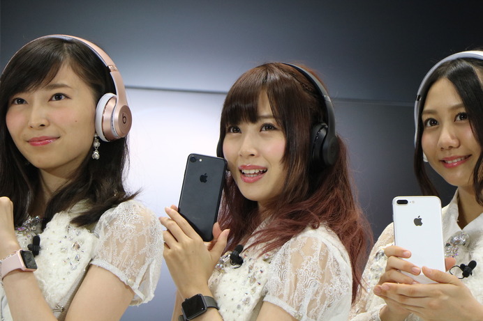 Beats Solo3 Wirelessのブラックを着用する高柳明音（中央/2016年9月16日）