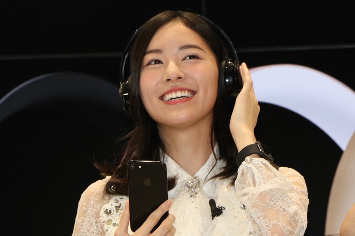 Beats Solo3 Wirelessのグロスブラックを着用する松井珠理奈（2016年9月16日）