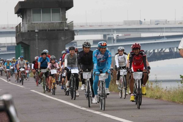 　TOKYOセンチュリーライド ARAKAWA 2009が9月19日に開催され、一般参加の1,800人が荒川河川敷のサイクリングコースを走った。同イベントは親子参加の20キロから最長距離となる80キロまで、体力に応じて楽しみながら走るもの。