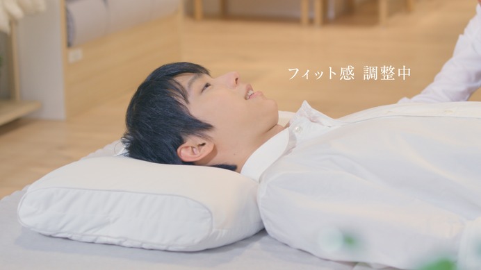 羽生結弦、オーダー枕を作ってにっこり…東京西川新テレビCM