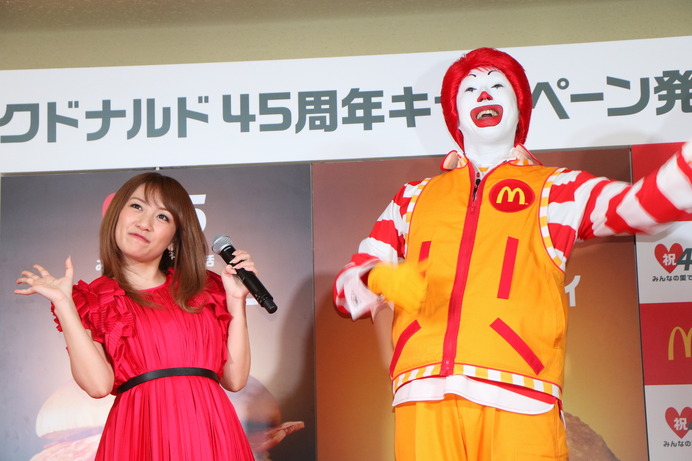 マクドナルド45周年記念商品発表会にvが登壇（2016年9月28日）