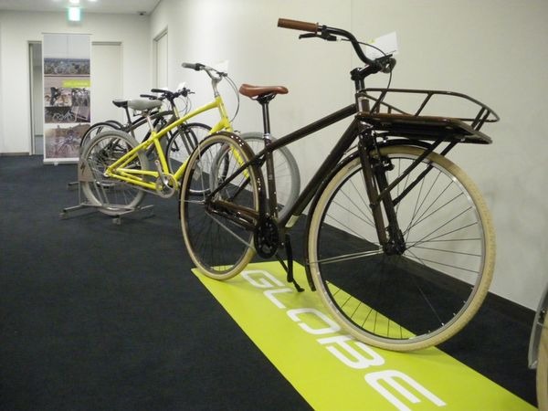 　アメリカの自転車総合メーカーの日本法人、スペシャライズド・ジャパンは「SPECIALIZED」のブランド傘下の「GLOBE」（グローブ）を2010 年モデルから独立ブランドとして展開する。グローブは、街中での移動手段として、これまでにない感性に訴えるデザインと、スポー