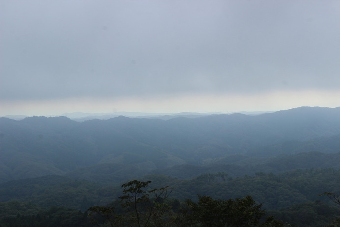 展望台からの見晴らし。この日は雲が出ていたが、近隣の山が見渡せた