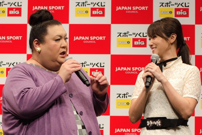 スポーツくじ（toto・BIG）感謝イベントに登壇したマツコ・デラックス（左）と深田恭子（2016年10月6日）