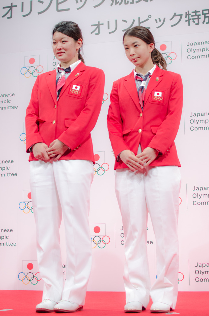 第31回オリンピック競技大会オリンピック特別賞表彰式に参加した高橋礼華（左）と松友美佐紀（2016年10月7日）