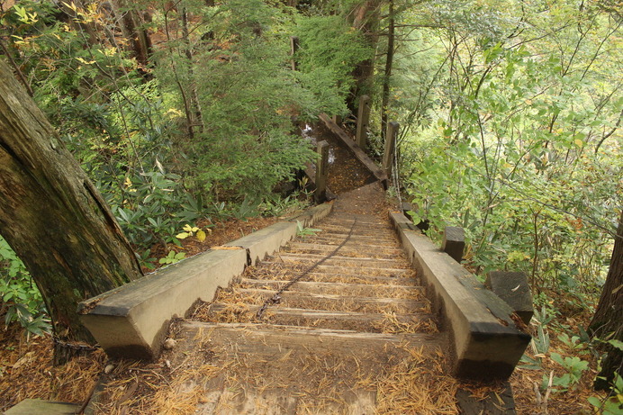 急な木の階段