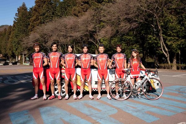 　国内ロードレースの実業団シリーズは、10月18日に石川県・輪島で最終戦を迎え、宇都宮ブリッツェンチームのアシストを受けて走った長沼隆行（24）が6位。年間個人ランキングでは4位に、U26賞ではランキング1位になった。チームランキングは3位でツアーを終えた。また