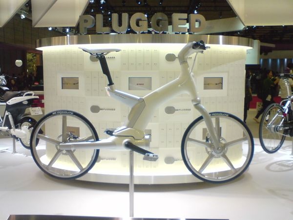 　千葉県にある幕張メッセで開催されている第41回東京モーターショー2009で、ヤマハ発動機が電動ハイブリッド自転車を展示公開。シャープで先進的なデザインのPAS　er（パスエア）が来場者の注目を集めた。