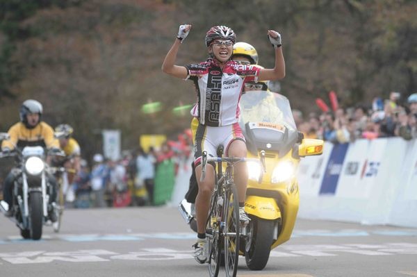 　ジャパンカップサイクルロードレースは10月24日、栃木県宇都宮市の宇都宮市森林公園周辺周回コースで開幕し、女子レースで萩原麻由子（23＝サイクルベースあさひ）が3年ぶり2度目の優勝を果たした。レースは中盤で4選手が抜け出す展開で、最後の上り坂で萩原がスパー