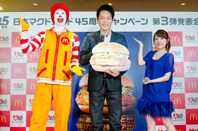 日本マクドナルド45周年記念復活商品第3弾発表会に登壇したドナルド（左）と千原ジュニア（中央）、高橋みなみ（2016年10月26日）