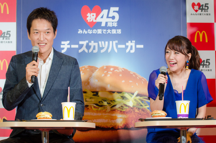 日本マクドナルド45周年記念復活商品第3弾発表会に登壇した千原ジュニア（左）と高橋みなみ（2016年10月26日）