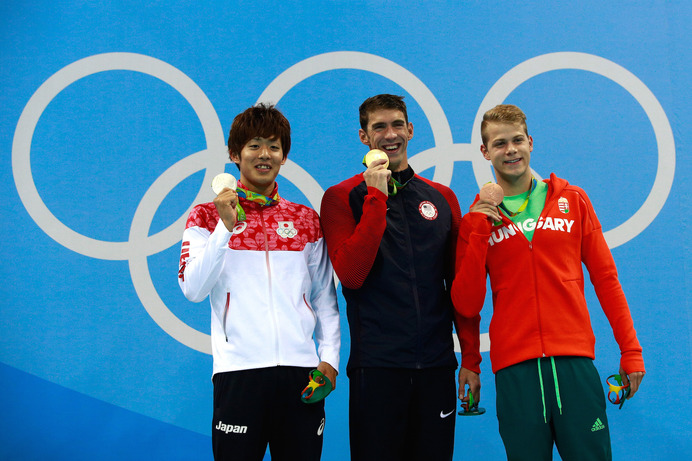 坂井聖人（左）がリオデジャネイロ五輪競泳男子200mバタフライで銀メダルを獲得（2016年8月8日）