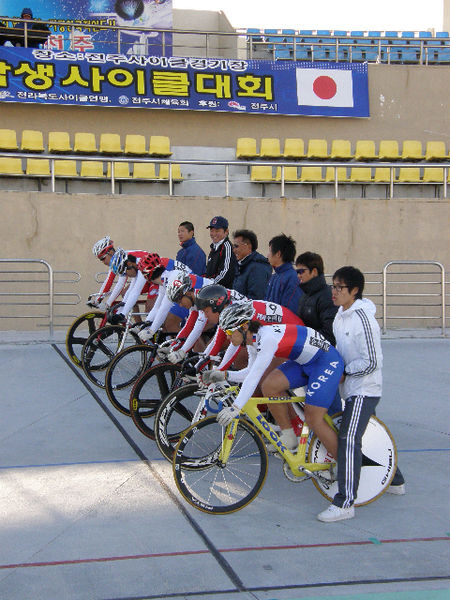 　親善大会時代から通算して15回目の開催となる日韓対抗学生自転車競技大会が11月2日に韓国・全州市の自転車競技場で開催された。大学男子、高校男子、女子（大学・高校混成）の3カテゴリーにそれぞれ5人、一国15選手からなるチームで、各種目同数がエントリーし、総合