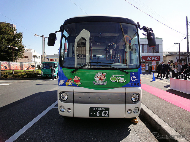 クレヨンしんちゃんラッピング電車＆バス出発式（東武鉄道春日部駅、11月3日）