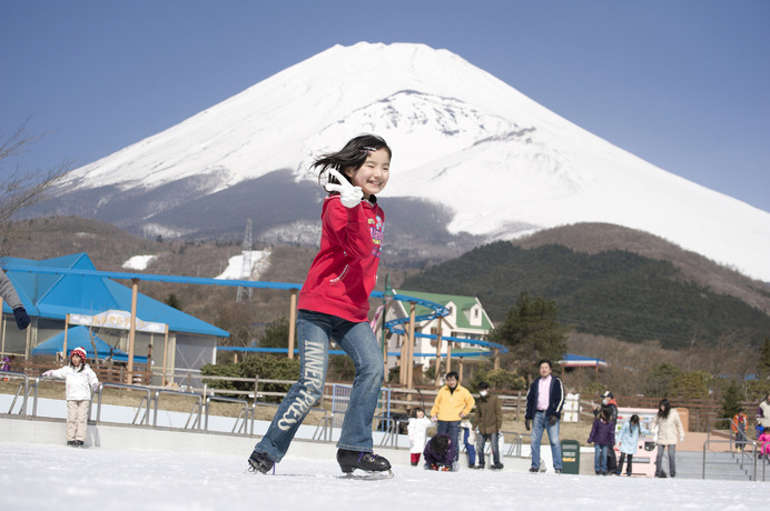 スケート場と少年アシベがコラボ、屋外リンクが遊園地「ぐりんぱ」に11/19オープン