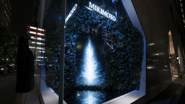 チームラボがミキモト銀座2丁目本店のショーウィンドウにてインタラクティブ作品「Sparkling Dream Tree by teamLab」を展示