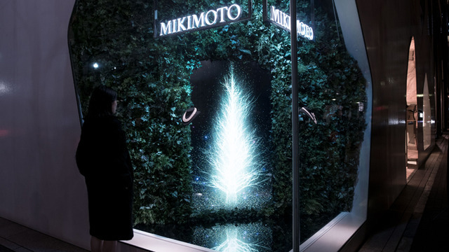 チームラボがミキモト銀座2丁目本店のショーウィンドウにてインタラクティブ作品「Sparkling Dream Tree by teamLab」を展示