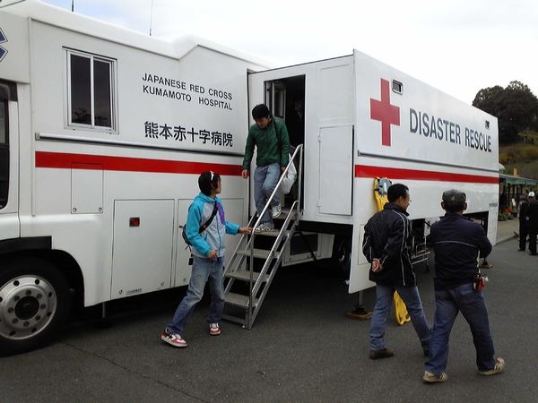 　11月15日に熊本県山鹿市で開催された自転車ロードレースの熊本国際ロード2009に、熊本赤十字病院の特殊医療救護車両が会場に配備されて話題になった。救命率向上のため、より災害現場に近い場所での初期救護を目的とした車両で、ベッド4床、手術も行える最新医療機器