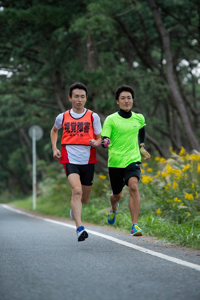 第29回ランナーズ賞を受賞した和田伸也さん（左）、この日の伴走者は蓑和廣太朗さん