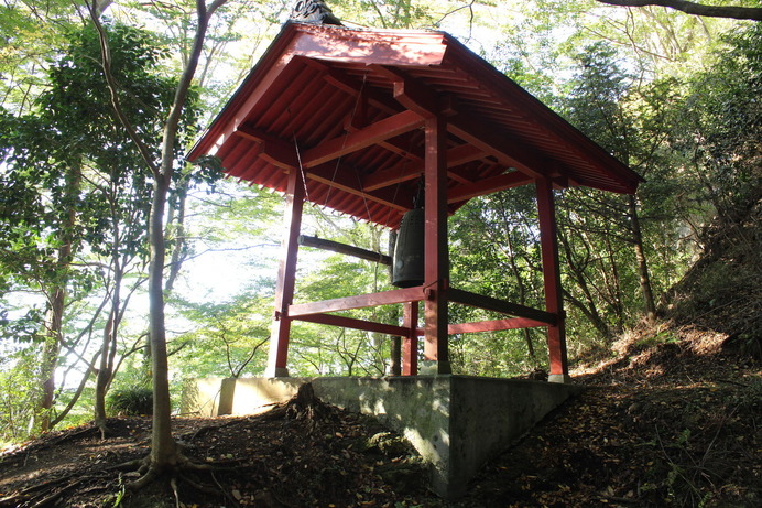 鞍部にある鐘。この鐘の音が、月居山ハイキングの渋さを増加させている