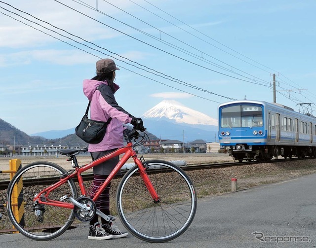 伊豆箱根鉄道は駿豆線で「サイクルトレイン」の実証実験を実施。自転車をそのまま列車内に持ち込んで乗車できる。