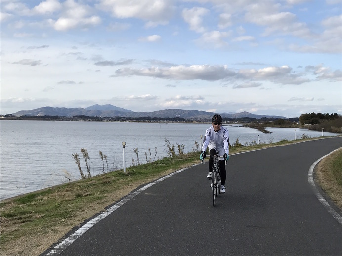 背景に見えるのが筑波山