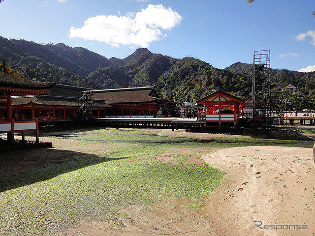 干潮時の嚴島神社と青い空