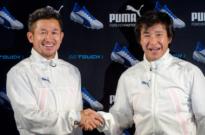 プーマの新スパイク『evo TOUCH J』発表会に登壇した三浦知良（左）と中山雅史（2016年12月1日）
