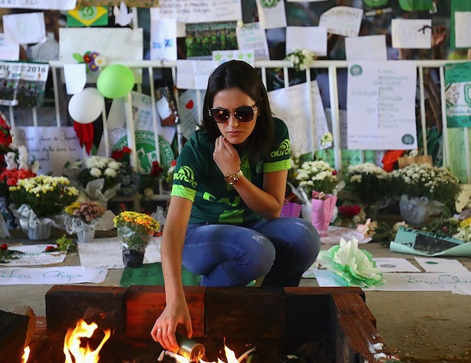 サッカーのブラジル1部シャペコエンセの選手らを乗せた飛行機が墜落。悲しむファン（2016年11月29日）