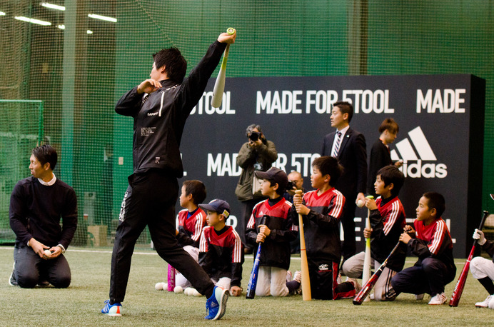 アディダスの野球教室でヤクルト・山田哲人が指導（2016年12月3日）