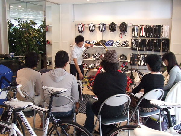 　東京・青山に自転車ショップを構える「ニコルユーロサイクル青山」では、12月のイベントとして、冬でも自転車を楽しむワークショップが開催される。寒くても快適なウェア選びや、春にベストコンディションで走るためのバイクメンテナンス方法などを伝授。また、世界で