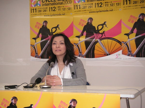 　経済評論家の勝間和代は12月11日、千葉県・幕張メッセで行なわれた日本最大の自転車見本市「サイクルモードインターナショナル2009」の記者会見で、自転車の持つ可能性や課題について語った。
