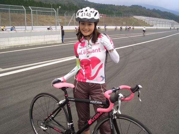 　女性だけの自転車クラブ、チームエレファントを結成し、オシャレで健康的な自転車ライフを楽しむ女優の北川えりが、自転車を共通の趣味とする男性と12月13日に結婚する。12日には婚姻届を提出し、受理された。本人が表紙に登場する10日発売の雑誌BE-PAL・1月号でも結