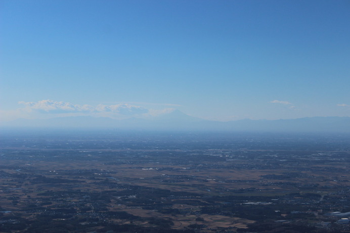 男体山から眺め。うっすらと富士山が。そして、写真ではわからないが、スカイツリーも見えた。