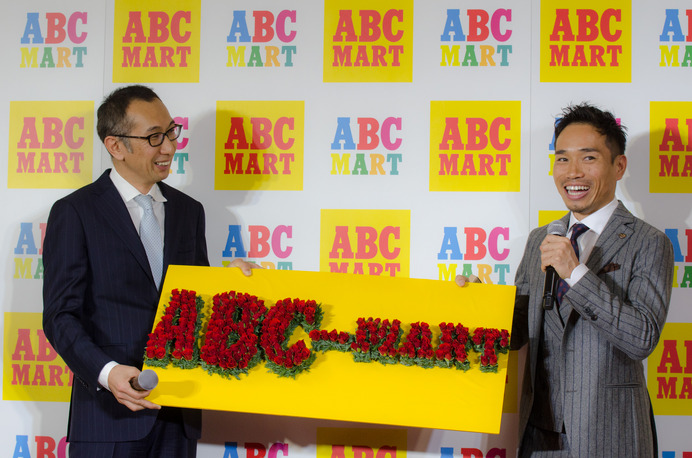 長友佑都（左）がABC-MARTのアンバサダーに就任（2016年12月23日）