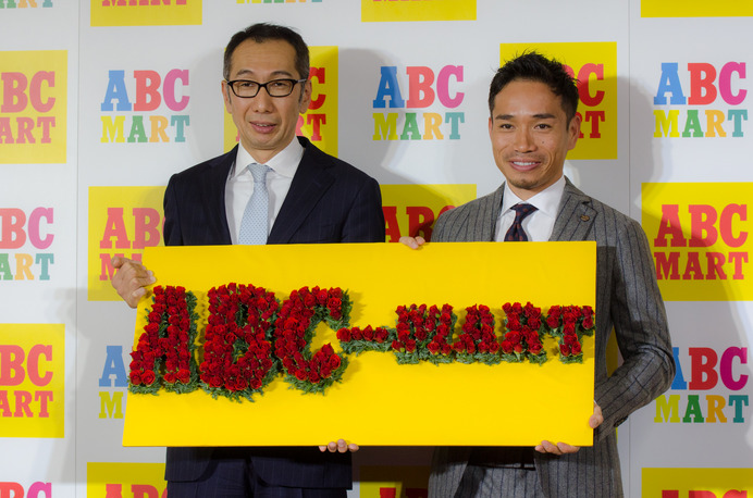 長友佑都（左）がABC-MARTのアンバサダーに就任（2016年12月23日）