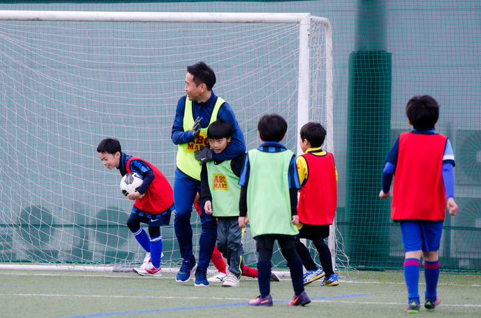 ABC-MARTアンバサダーの長友佑都、サッカークリニックで小学生とミニゲーム（2016年12月26日）