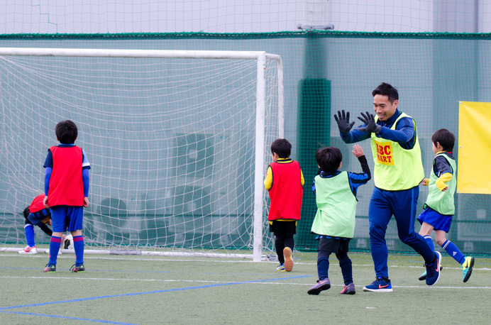 ABC-MARTアンバサダーの長友佑都、サッカークリニックで小学生とミニゲーム（2016年12月26日）