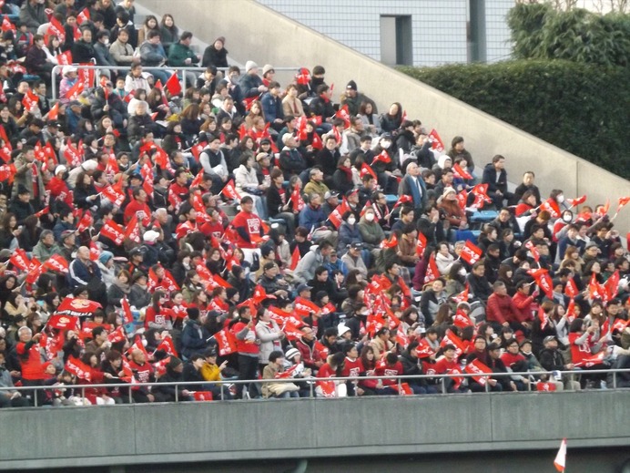 帝京の赤いフラッグが揺れる応援席