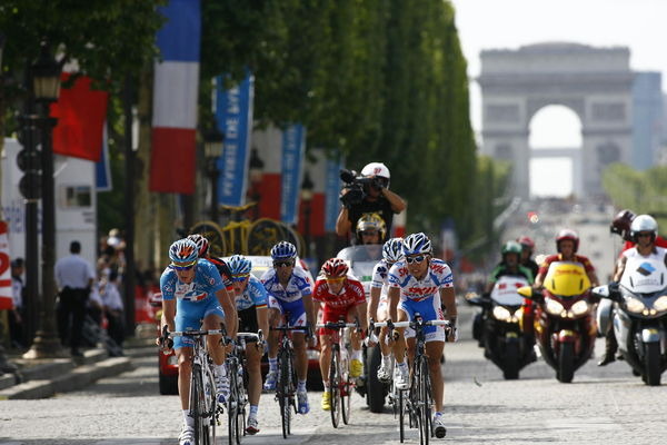 　世界最大の自転車レース、ツール・ド・フランスの最高権威であるクリスティアン・プリュドムが、「カタールのドーハと東京から開幕地招致のオファーを受けて、その可能性を検討している」と語った。同大会は近年、話題作りと大会協力金の獲得のために海外の大都市で開
