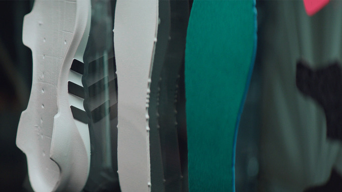 アディダス オリジナルス、新カラーのターボレッドでアップデートした「EQTシリーズ」登場