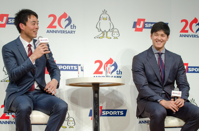 『J SPORTS 開局20周年プレス発表会』に侍ジャパンの秋山翔吾外野手（左）と大谷翔平投手が登壇（2017年1月20日）