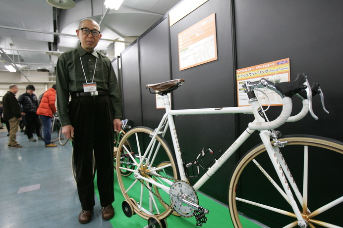 40年以上前からカーボンバイクを製造するアマンダスポーツの千葉洋三さん