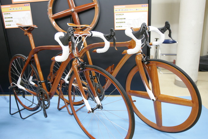 SANO MAGICはマホガニー製の自転車だ