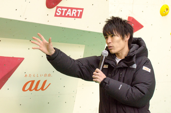 『au CLIMBING FES』でTEAM auの楢崎智亜が一般参加者にレクチャー（2017年1月19日）