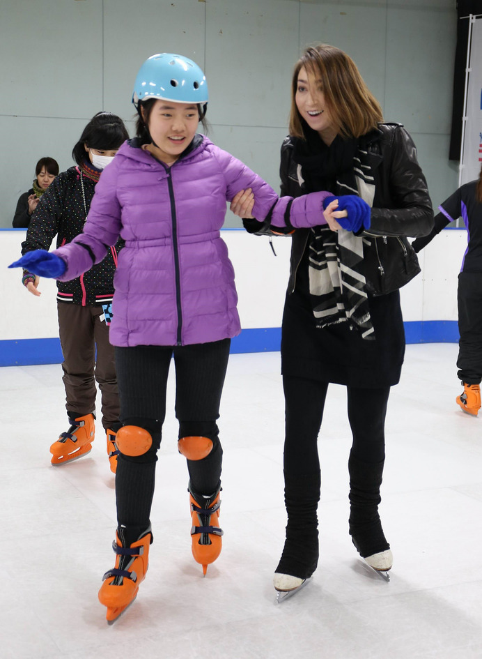 元アイスダンス日本代表のキャシー・リード、小学生とスケート体験