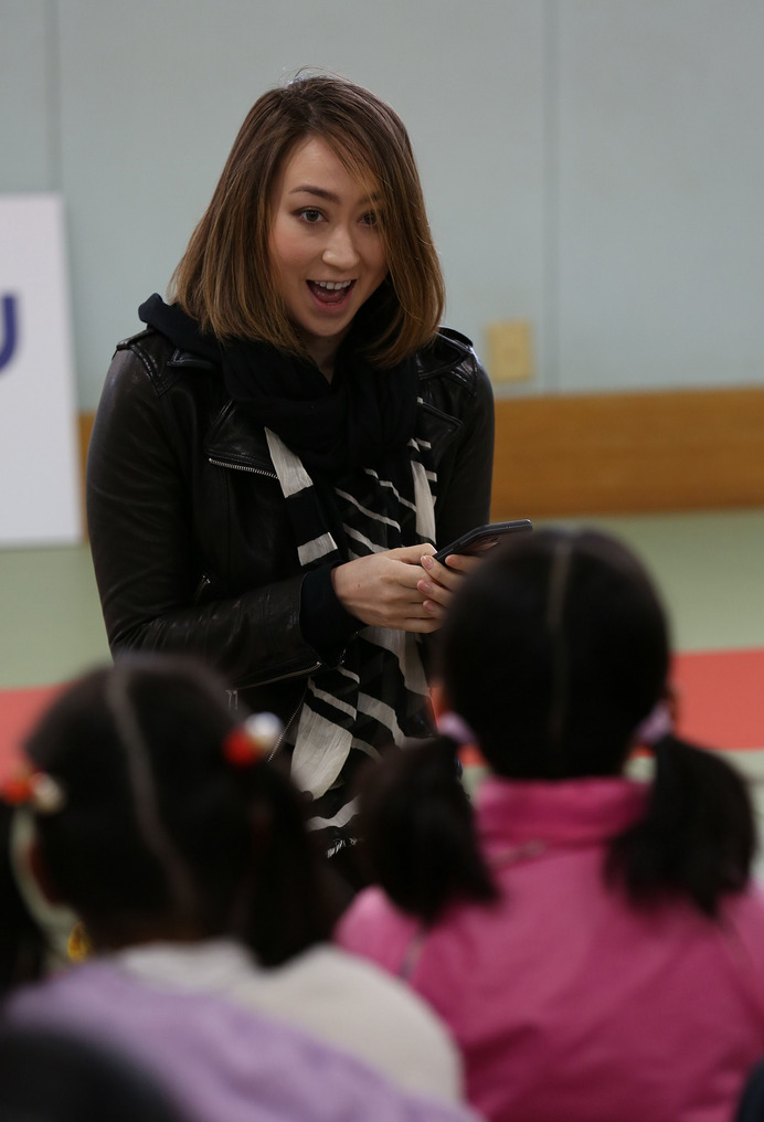 元アイスダンス日本代表のキャシー・リード、小学生とスケート体験