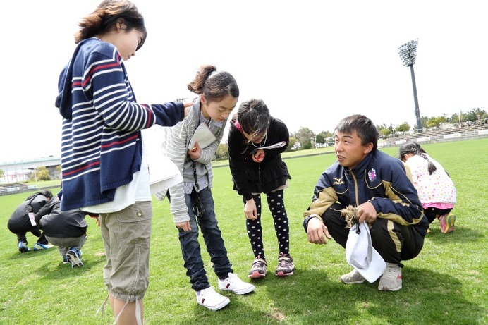 セレッソ大阪で小学生が体験学習する「アイデムしごと探検隊」開催